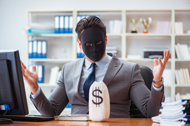 Betrueger-mit-Trading-Signalen-luegtBildschirm
